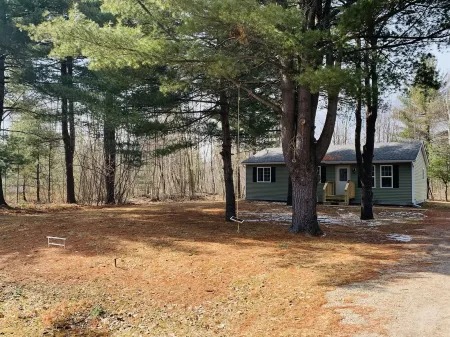 Cheerful 3 bedroom home on wooded acre. Near to Port Huron and Lake Huron.