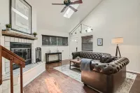 Access to Shared Pool and Nearby Parks - Cozy Urban Oasis