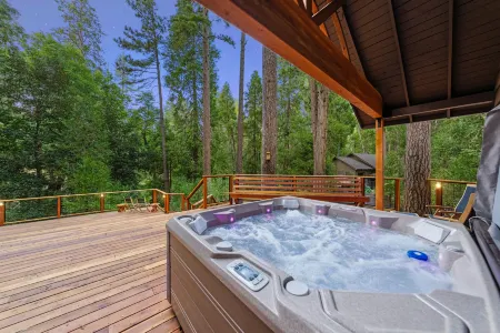 Charming Cabin with Spa and Amazing Pine Views - Inviting Getaway