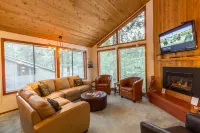 Private Hot Tub and Gas Fireplace - Serene Forest Retreat