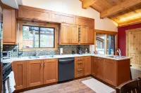 Hot Tub and Landscaped Fenced Backyard Oasis - Cozy Retreat