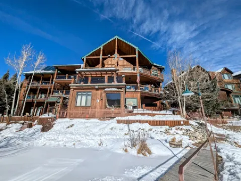 Spacious Deck and Cozy Fireplace - Inviting Mountain Retreat