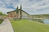 Vineyard Haus (Both Sides of a Duplex) w/Boat Dock on Lake Travis Hotels in Hudson Bend