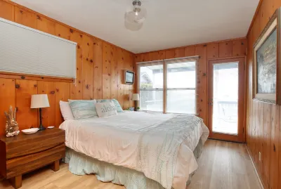 Ocean and Bay Views with Large Deck - Charming Beach Haven 시카모어 미네랄 스프링스 리조트 & 스파 주변 호텔