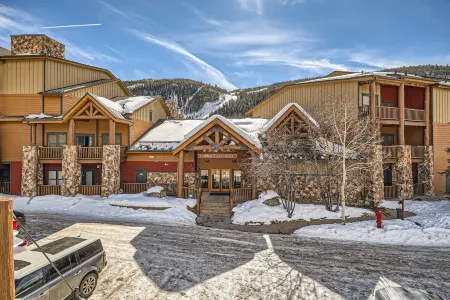 Mountain Views and Cozy Fireplace - Luxurious Retreat in Nature