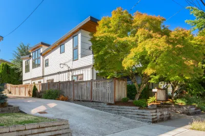 Bright Living Space and Private Yard - Charming Modern Retreat Hotell i Seward Park