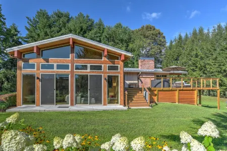 Golf Course Views and Hot Tub - Serene Mid Century Modern Haven