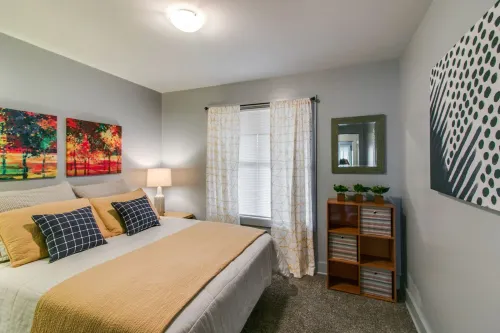 Spacious Living with Rooftop Bar Access - Stylish Tranquil Haven Hotels in Clarksville