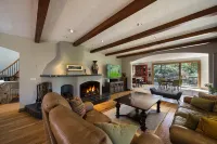 Stunning mountainside home with hot tub, fireplace & washer/dryer - dogs welcome Hotels in Eagle-Vail