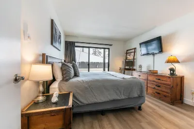 Stunning Lake View and Modern Kitchen Amenities - Inviting Haven Hotels near Donner Summit SNO-Park