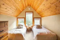 Moose Lodge Cabin , chalet & apartment , & 2 Hot tubs ! Sleeps 23