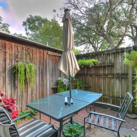 House of Funk - A Cozy & Eclectic Retreat in Des Moines’s Drake Neighborhood