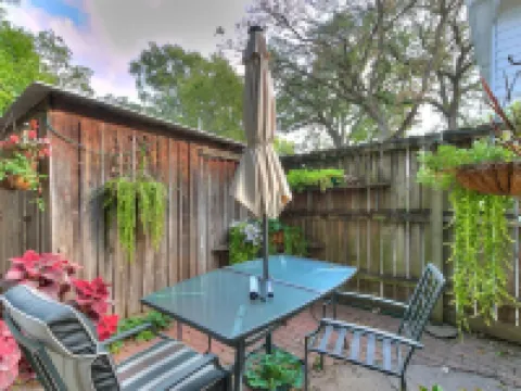 House of Funk - A Cozy & Eclectic Retreat in Des Moines’s Drake Neighborhood