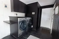 Charming & Cozy 2-Bedroom Retreat Near Lake Minnetonka – Perfect family place Hotels in Minnetonka