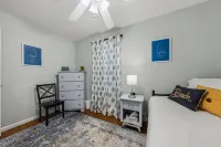 Private Patio and Lake Peekaboo Views - Charming Sunlit Escape Hotels in Port Clinton