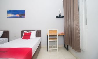 RedDoorz Plus Syariah Near Alun Alun Sampang