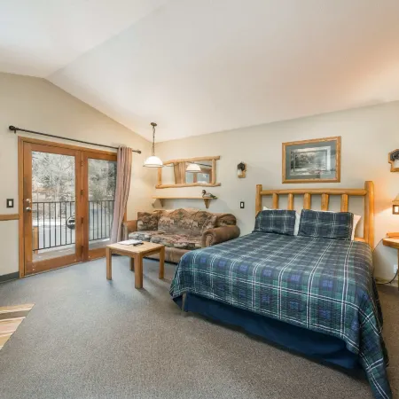 4 Seasons Inn on Fall River