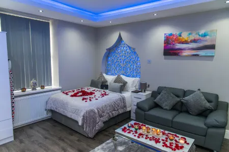 Aphrodite Suites Huddersfield Отели рядом с достопримечательностью «Университет Хаддерсфилд Квинсгейт Кампус»