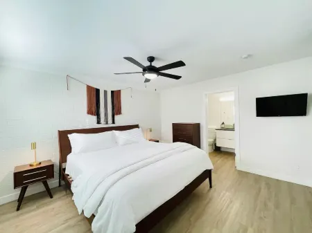 Walkable Ots, Heated Poolside Mid Century Condo Отели рядом с достопримечательностью «On The Edge Gallery»