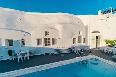 Fira-Cave-Sleeps 13-Parking-Pool-Pet Friendly