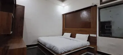 마두 수단 Radhakunj Bihari Mandir 주변 호텔