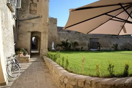 Torre Della Loggia - Dimora Storica - Ortona Отели в г. Sant'Apollinare