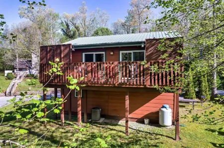 A Top Notch Lodge~Gatlinburg Отели рядом с достопримечательностью «Little Mountain Church Village»