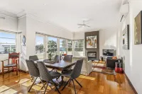Captains Retreat Apartments and Cottages Hotel dekat Jawbone Flora and Fauna Reserve