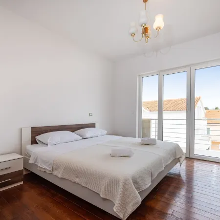Cozy House Near Beach App 6