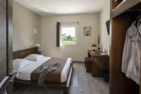 Le Ya'Tis Hotels in Tavel