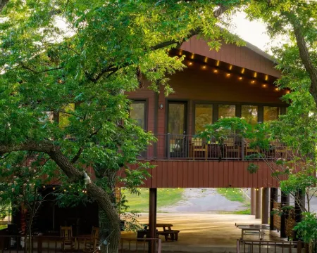 Huge House on Constant Level Lake Placid: Sleeps 30, Great for Multi-Family Hotéis em McQueeney