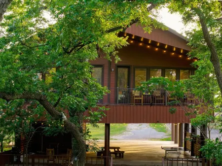 Huge Waterfront Lodge: Sleeps 30, Perfect for Reunions & Retreats!