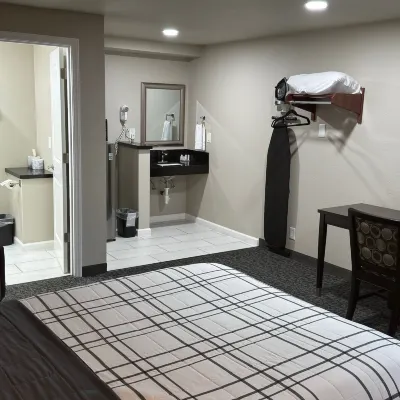 Royal Inn Eugene- Airport Hotels near Putters Family Entertainment Center