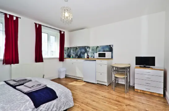 هارلينجر لودج Hotels near أبي وود