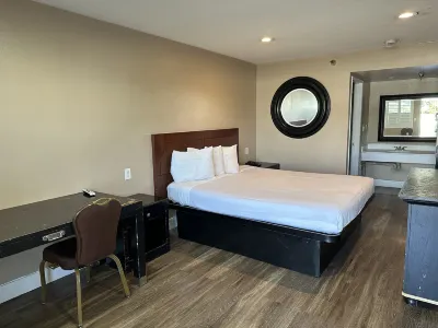 The Dixie Orange County Hotels near Adventure City