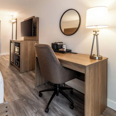 Atrium Hotel Vancouver Отели рядом с достопримечательностью «Спортивный комплекс «Пасифик-Колизиум»»