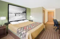 Super 8 by Wyndham Story City - parking