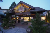 Redwood Garden Inn