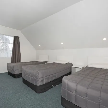Camellia Court Motel