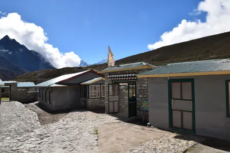 Machermo Lodge & Bakery Отели в г. Солукхумбу