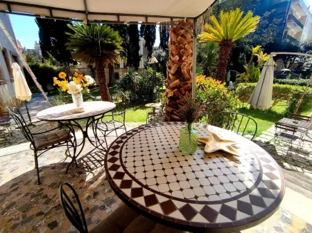 Aedes B&B Il Giardino dei Sogni Отели рядом с достопримечательностью «Porta Napoli»