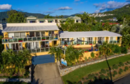 Sunlit Waters Studio Apartments Hoteles en Airlie Beach
