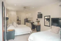 Beside Still Waters Boutique Hotel - شرفة