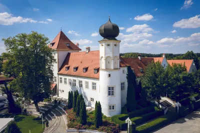 Schlosshotel Neufahrn Hotel di Mengkofen
