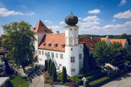 Schlosshotel Neufahrn Отели в г. Greilsberg