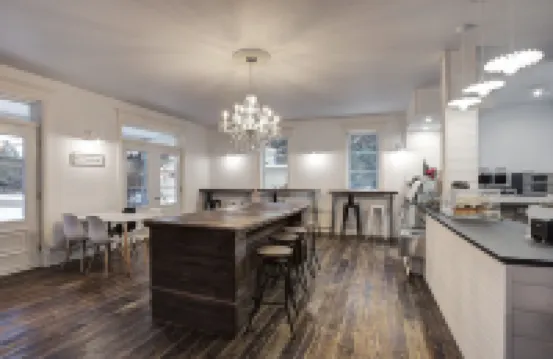 Le 900 Tremblant Inn Café and Bistro