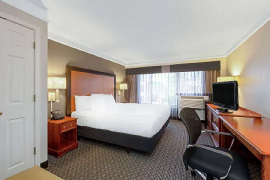 La Quinta Inn & Suites by Wyndham New Orleans Airport