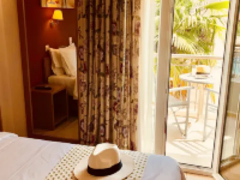 G George Hotels in Ellomeno