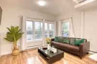 Elegant 2BR Modern Oasis Brand-New Build, Luxe Touches & Lightning-Fast WiFi, AC Hotel dekat Manhattan College