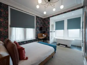 The Clarence Boutique Rooms